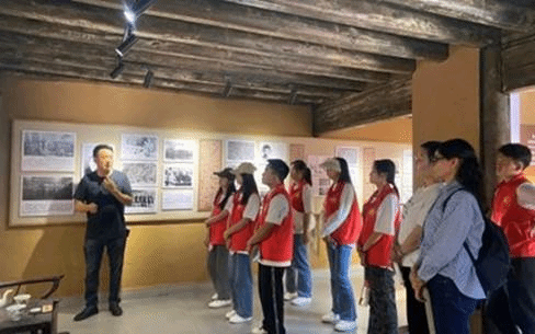 一群人站在室内描述已自动生成