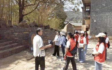 一群人走在路上描述已自动生成