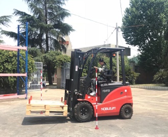 说明: E:\教学管理相关资料\2021教学管理相关资料\2021年3月招生宣传\5月14日招生微信平台招生 宣传资料\信息与通信工程学院介绍\信息与通信工程学院介绍\叉车实训.jpg