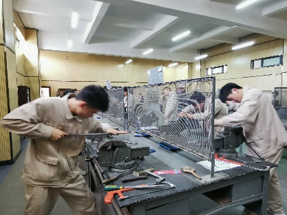 戴帽子的男人在厨房里工作低可信度描述已自动生成