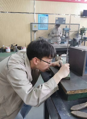 图片包含 桌子, 人, 男人, 食物描述已自动生成