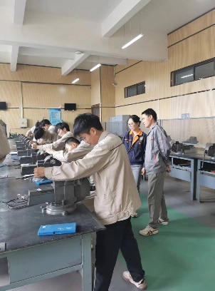 人们站在厨房里中度可信度描述已自动生成