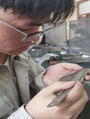 男人在打电话描述已自动生成