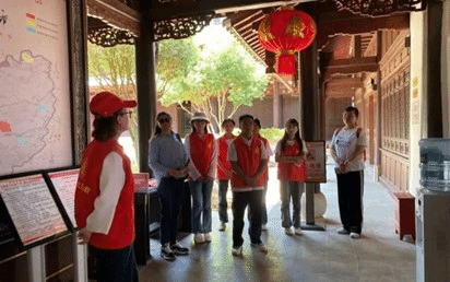 一群人站在室内中度可信度描述已自动生成